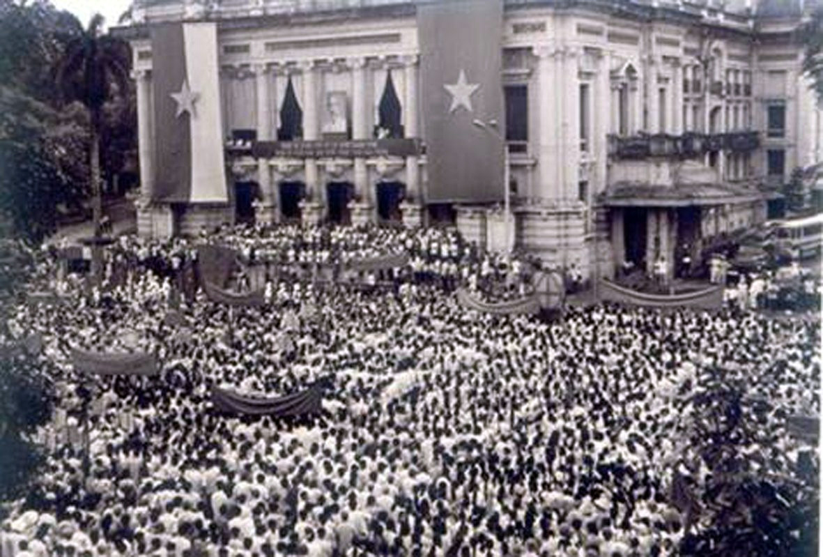Mít tinh Tổng khởi nghĩa Tháng Tám năm 1945 tại Quảng trường Nhà hát Lớn Hà Nội (19/8/1945). Ảnh tư liệu