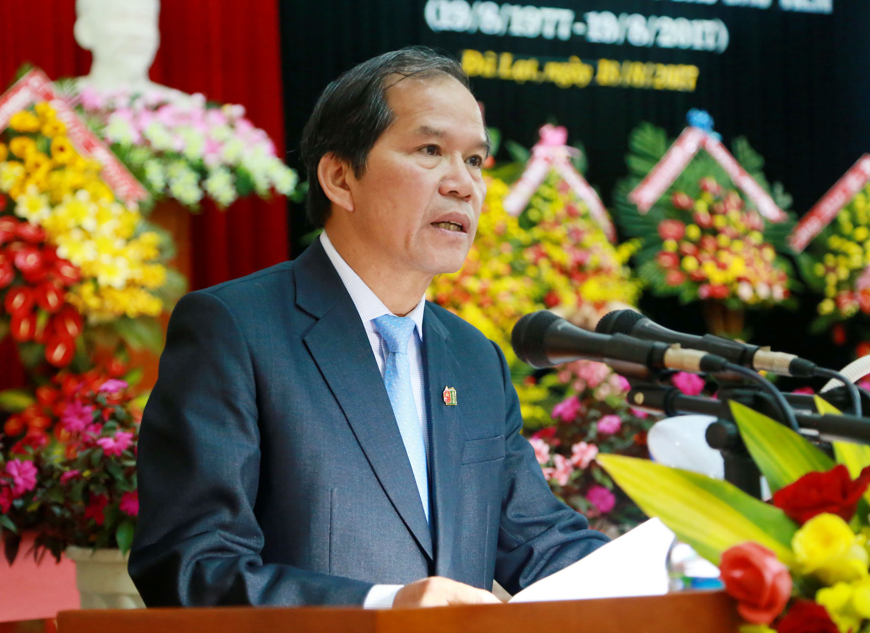 Đồng chí Nguyễn Xuân Tiến, Bí thư Tỉnh ủy Lâm Đồng phát biểu chúc mừng Báo Lâm Đồng