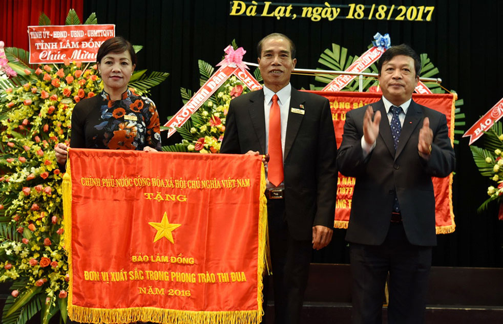 Báo Lâm Đồng  vinh dự đón nhận Cờ thi đua của Chính phủ vì những thành tích xuất sắc trong thời gian qua