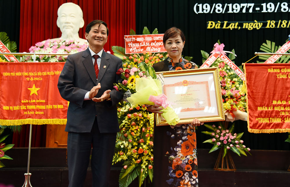 Đồng chí Trần Đức Quận – Phó Bí thư Thường trự Tỉnh ủy, Chủ tịch HĐND tỉnh trao tặng bằng khen của Thủ tướng Chính phủ cho bà Hồ Thị Lan