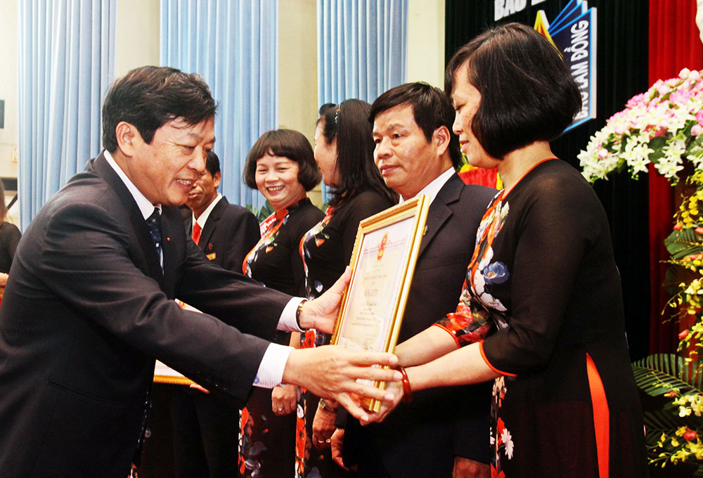 Chủ tịch UBND tỉnh Lâm Đồng tặng bằng khen cho tập thể, cá nhân xuất sắc của Báo Lâm Đồng