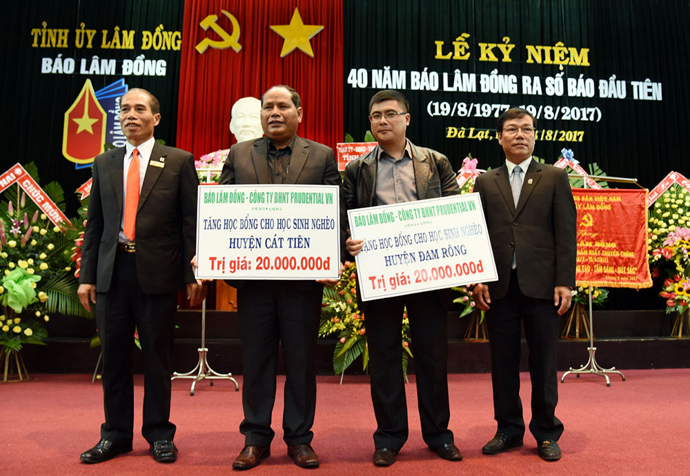 Nhân dịp này, Báo Lâm Đồng cùng các nhà hảo tâm trao tặng học bổng cho học sinh nghèo hai huyện Đam Rông và Cát Tiên
