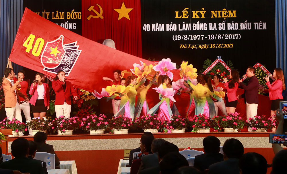 Biểu diễn văn nghệ chào mừng Lễ kỷ niệm 40 năm Báo Lâm Đồng ra số báo đầu tiên