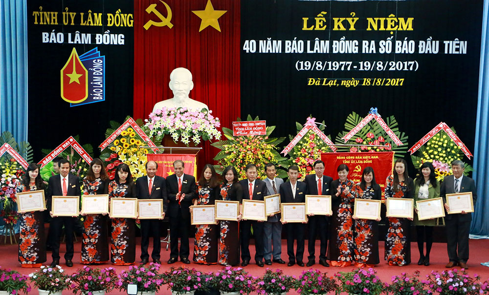 Báo Lâm Đồng trao tặng bằng khen cho các cá nhân 