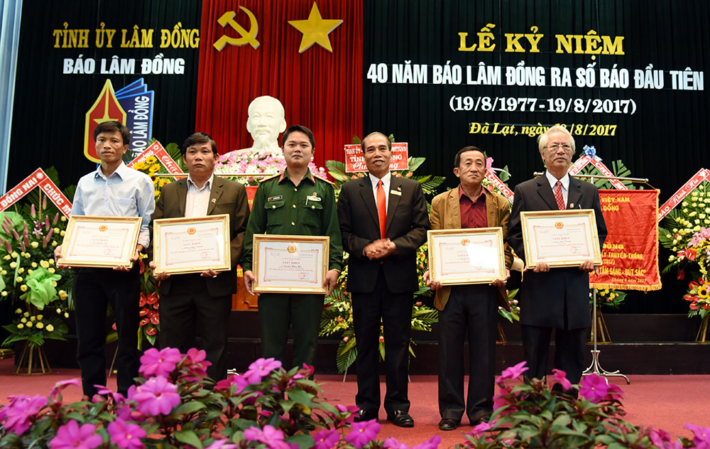Báo Lâm Đồng trao bằng khen cho các cộng tác viên cộng tác tin bài thường xuyên, góp phần giúp tờ báo phát triển trong những năm gần đây