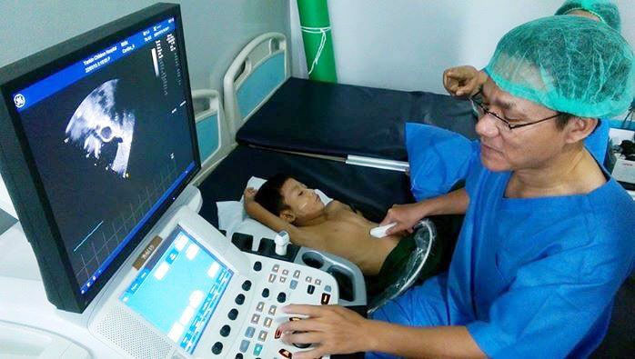 Phó Giáo sư - Tiến sĩ - Bác sĩ Lê Minh Khôi đang khám tim cho bệnh nhi