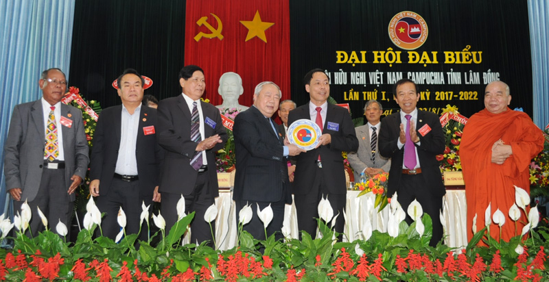 Trao logo của Trung ương Hội hữu nghị Việt nam - Campuchia cho các đại biểu
