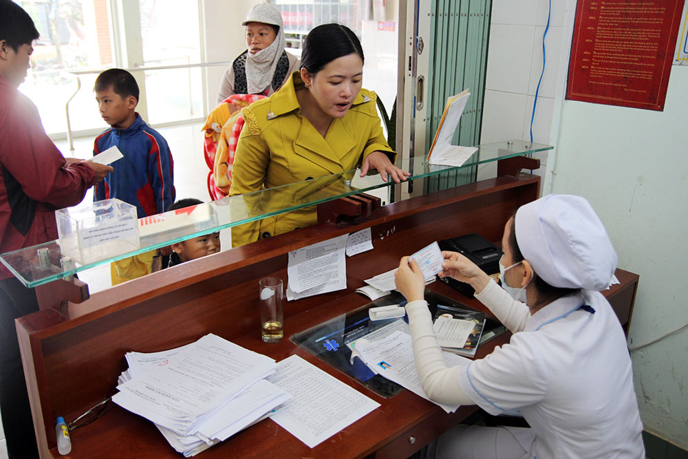 Người dân đăng ký khám bệnh BHYT tại Trung tâm Y tế huyện Đức Trọng. Ảnh: H.Thắm
