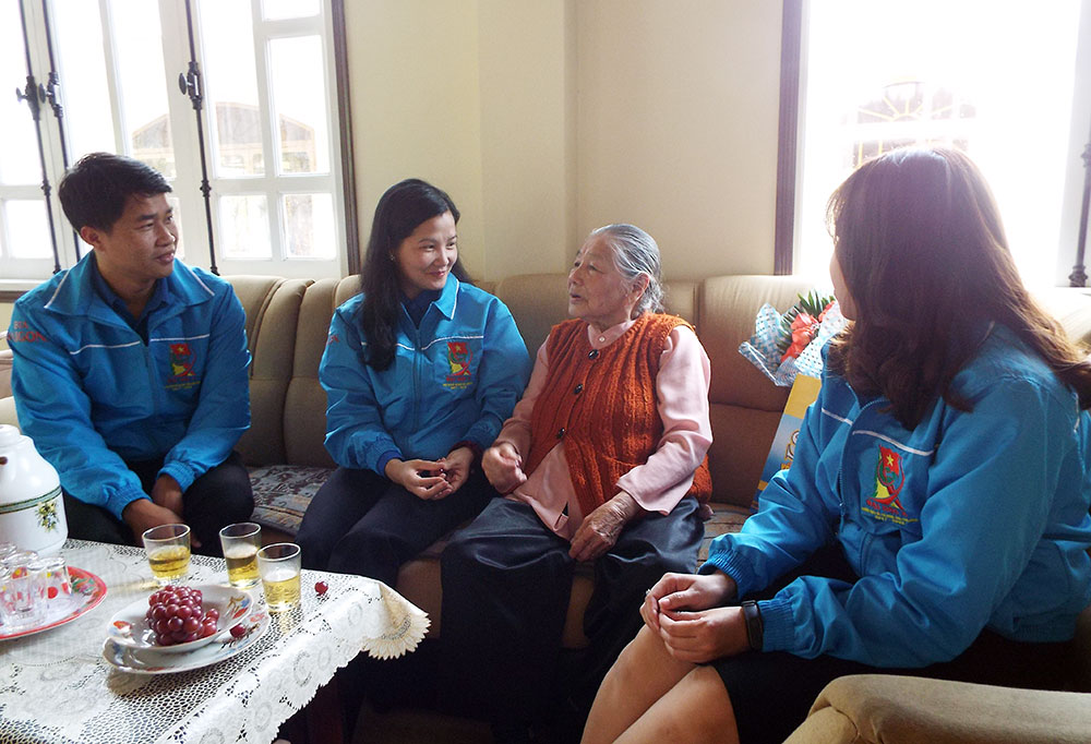 Thăm hỏi, động viên, tặng quà tới Mẹ VNAH Nguyễn Thị Nhất nhân Đại hội Đoàn lần thứ X 