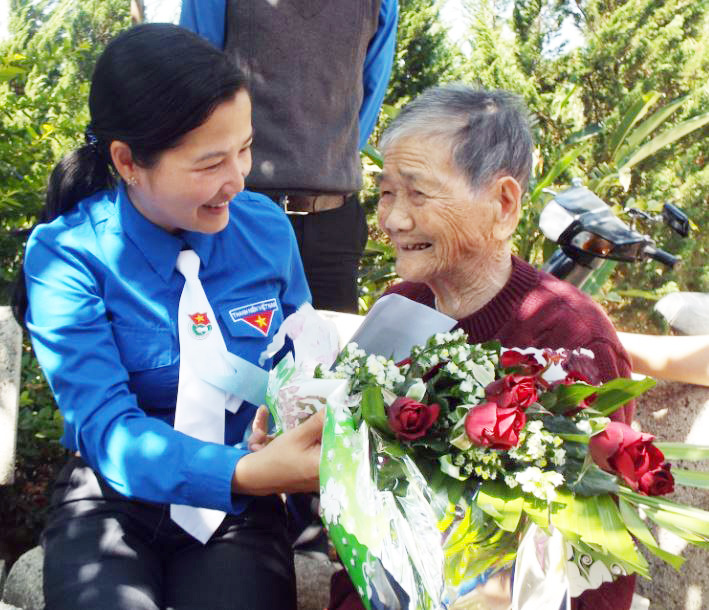 Chị Trần Thị Chúc Quỳnh - Bí thư Tỉnh Đoàn Lâm Đồng thăm Mẹ Việt Nam anh hùng.