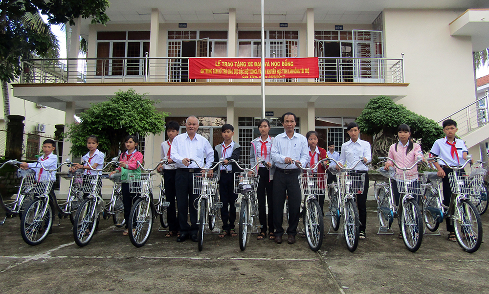 Trao 20 xe đạp và 26 suất học bổng cho HS nghèo hiếu học Cát Tiên