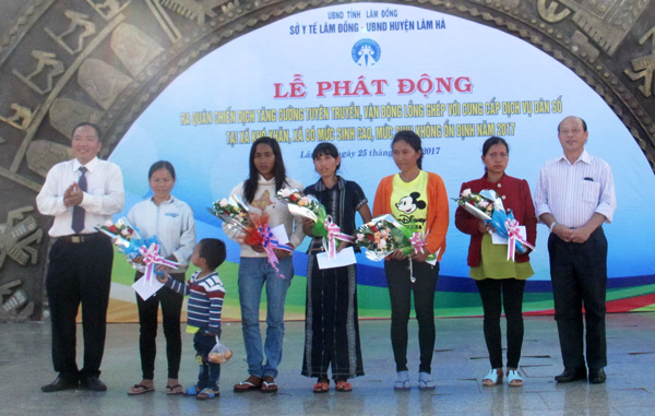 Lãnh đạo Sở Y tế và UBND huyện Lâm Hà trao tiền hỗ trợ cho phụ nữ DTTS của huyện sinh con đúng chính sách Dân số