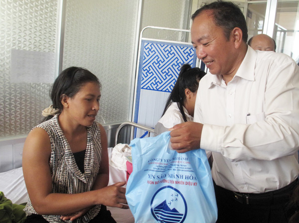 Ông Đinh Đức Chí - Phó Chủ tịch UBND huyện Lâm Hà thăm tặng quà cho đối tượng thực hiện dịch vụ KHHGĐ tại Trung tâm Y tế Lâm Hà 