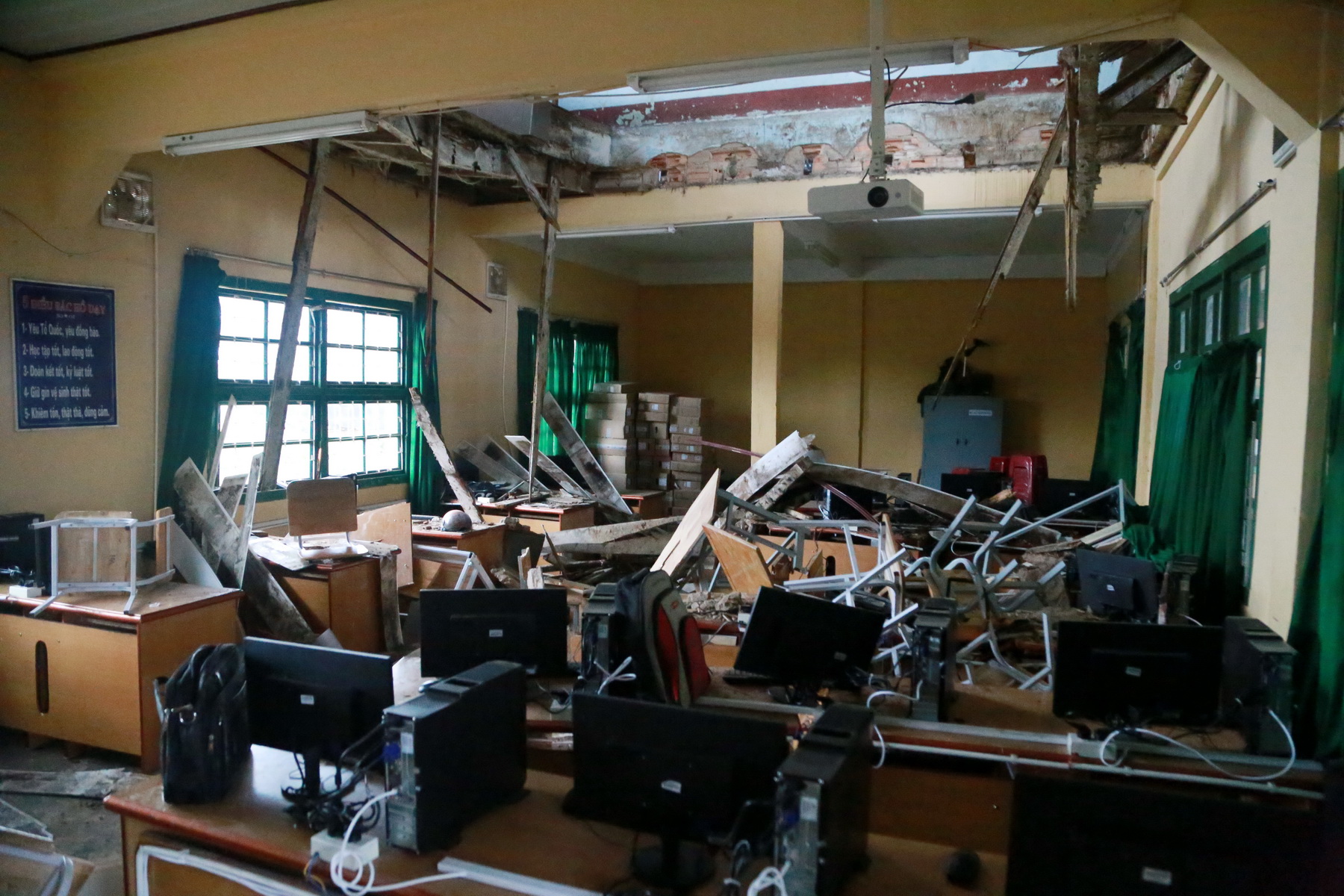 Hiện trường phòng học số 18, lớp 6A4 Trường THCS&THPT Đống Đa bị sập