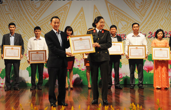 Ông Trần Văn Hiệp, Trưởng ban Tuyên giáo Tỉnh ủy trao giải nhất cho đội Công an tỉnh
