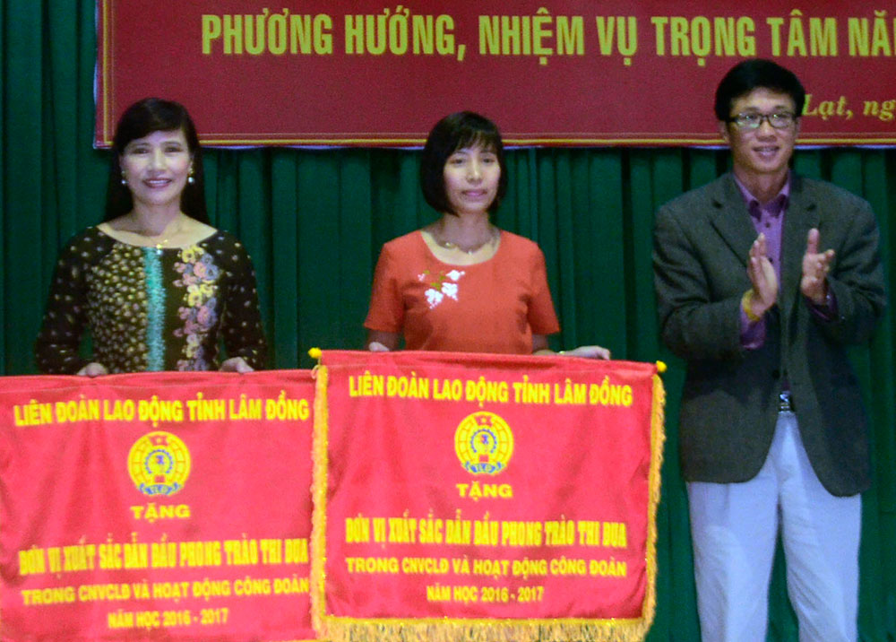 2 tập thể được nhận Cờ thi đua toàn diện của Liên đoàn Lao động tỉnh