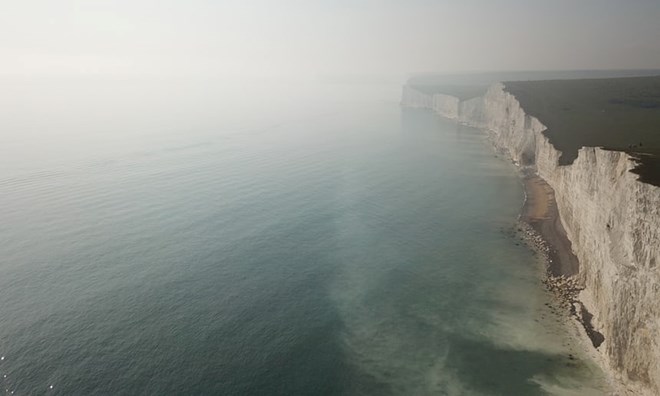 Màn "sương mù" nghi là hóa chất bị rò rỉ dọc bờ biển Sussex. (Nguồn: theguardian.com)