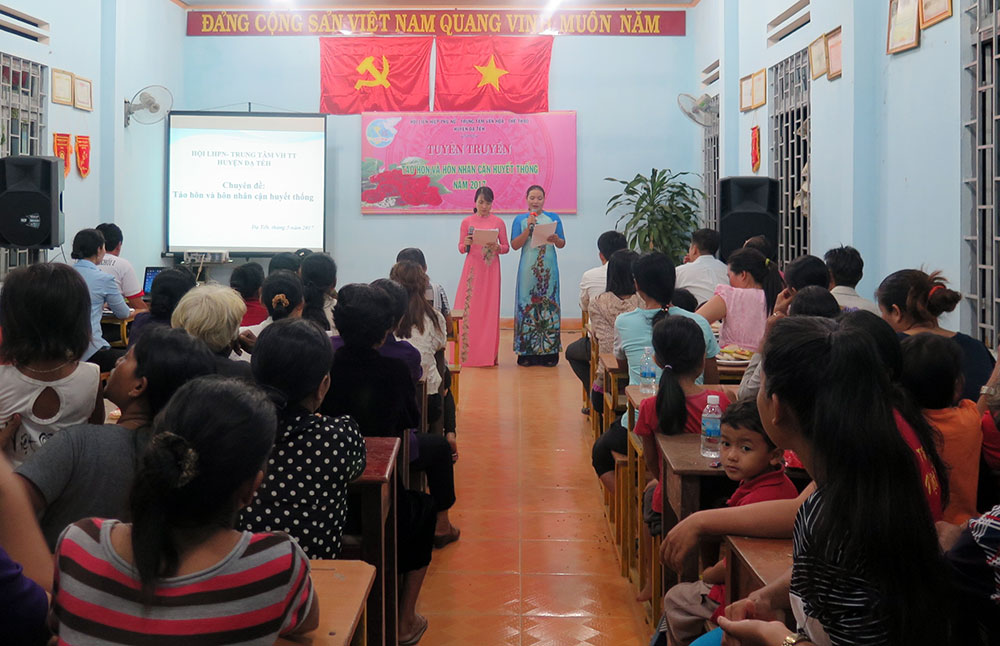 Hội Phụ nữ huyện Đạ Tẻh tham gia làm công tác tuyên truyền miệng. Ảnh: N.Ngà