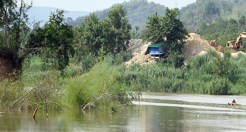 Hoạt động khai thác cát tại sông Đồng Nai từng là điểm nóng cần tiếp tục giám sát chặt chẽ. Ảnh: Ðạo Phan