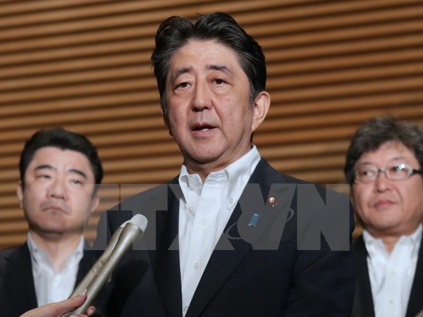 Thủ tướng Nhật Bản Shinzo Abe phát biểu trước khi bước vào cuộc họp khẩn tại Văn phòng Thủ tướng. (Nguồn: AFP/TTXVN)