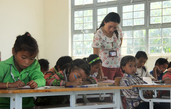 Học sinh ra lớp ở điểm trường Đạ MPô Đam Rông