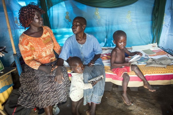 Nhân viên y tế tư vấn cho một bà mẹ (giữa) bị nhiễm HIV tại Juba, Sudan. (Nguồn: AFP/TTXVN)