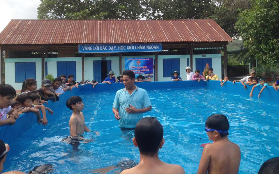 Lớp học bơi miễn phí thu hút đông đảo các em học sinh tham gia. Ảnh: H.T