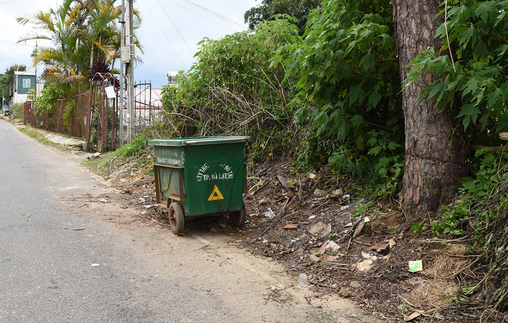 Ô nhiễm kéo dài vì rác trên đường Vạn Kiếp, nay đã được dọn sạch sẽ