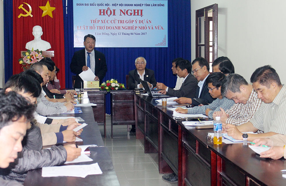 Đoàn ĐBQH khóa 14 đơn vị Lâm Đồng tiếp xúc cử tri là đại diện các doanh nghiệp trong tỉnh. Ảnh: N.Thu
