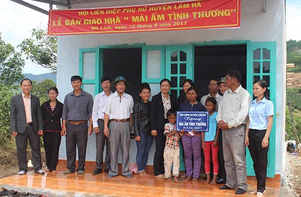 Đoàn Công tác trao nhà “Mái ấm tình thương” của HLHPN Lâm Hà đến người dân thôn Hang Hớt
