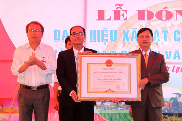Ông Nguyễn Canh - Bí thư Huyện ủy trao Bằng công nhận đạt chuẩn nông thôn mới cho xã Đinh Lạc