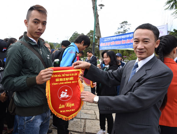 Đồng chí Trẩn Văn Hiệp-Trưởng Ban Tuyên giáo Tỉnh ủy tặng cờ lưu niêm cho các đội đua