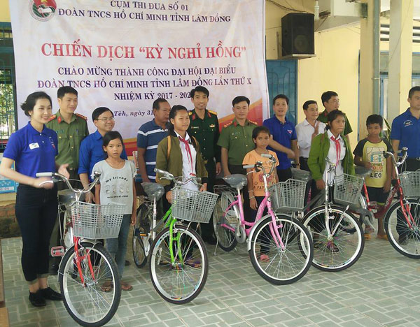 Trao 5 xe đạp kéo gần con đường đến trường cho các em nghèo