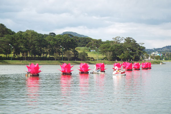 10 bông hồng khổng lồ trên hồ Xuân Hương đã thu hút đông đảo du khách trong mùa lễ Vu Lan