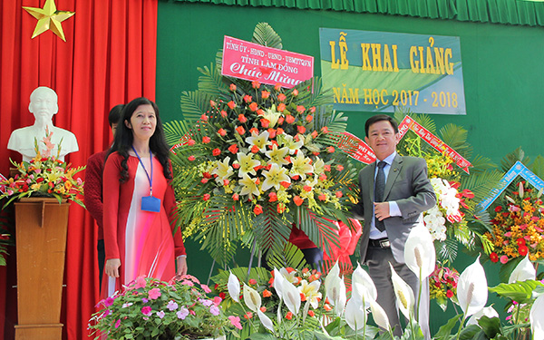 Đồng chí Phan Văn Đa – TUV, Phó chủ tịch UBND tỉnh Lâm Đồng tặng hoa chúc mừng thầy và trò trường THPT chuyên Thăng Long