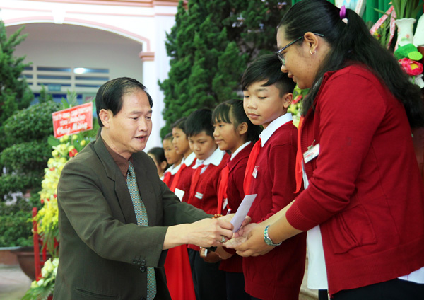 Đồng chí Nguyễn Trọng Ánh Đông trao học bổng cho học sinh nghèo vượt khó học giỏi
