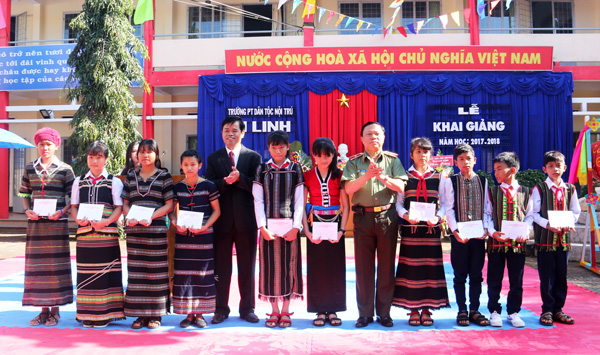 Thiếu tướng Bùi Văn Sơn - UVBTVTU - Giám đốc Công an tỉnh Lâm Đồng trao tặng học bổng cho học sinh nghèo vượt khó