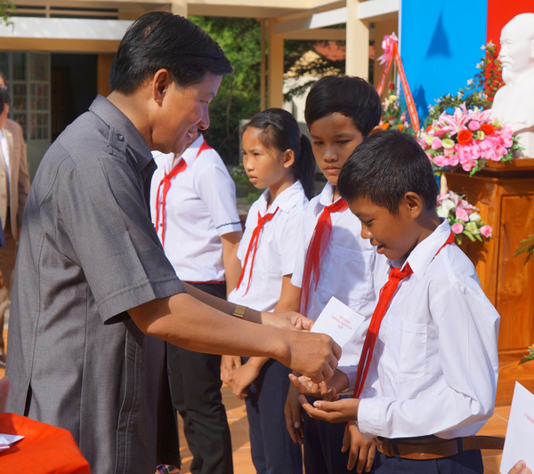 Đồng chí Trần Đức Quận đánh trống khai giảng năm học mới và trao học bổng giúp học sinh nghèo