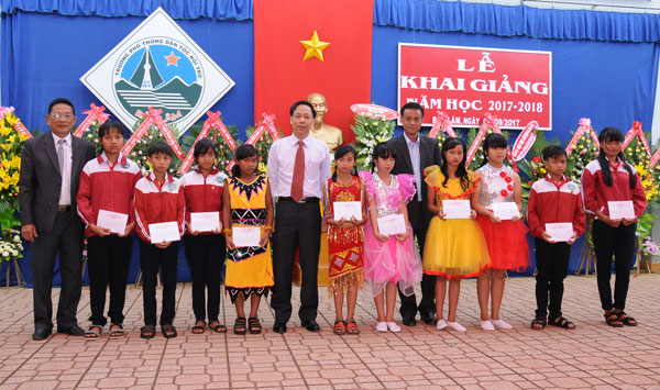 Ông Trần Ngọc Liêm, Phó Chủ tịch UBND tỉnh Lâm Đồng, trao học bổng cho học sinh vượt khó học giỏi của Trường Phổ thông DTNT Bảo Lâm