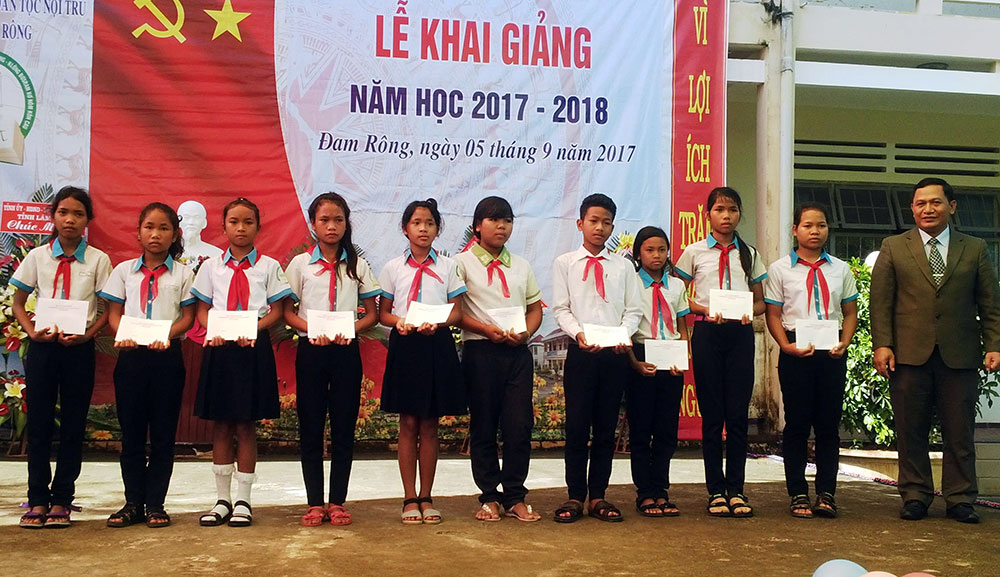 K’Mák trao tặng 10 suất học bổng cho học sinh nghèo vượt khó Trường Phổ thông Dân tộc nội trú huyện Đam Rông
