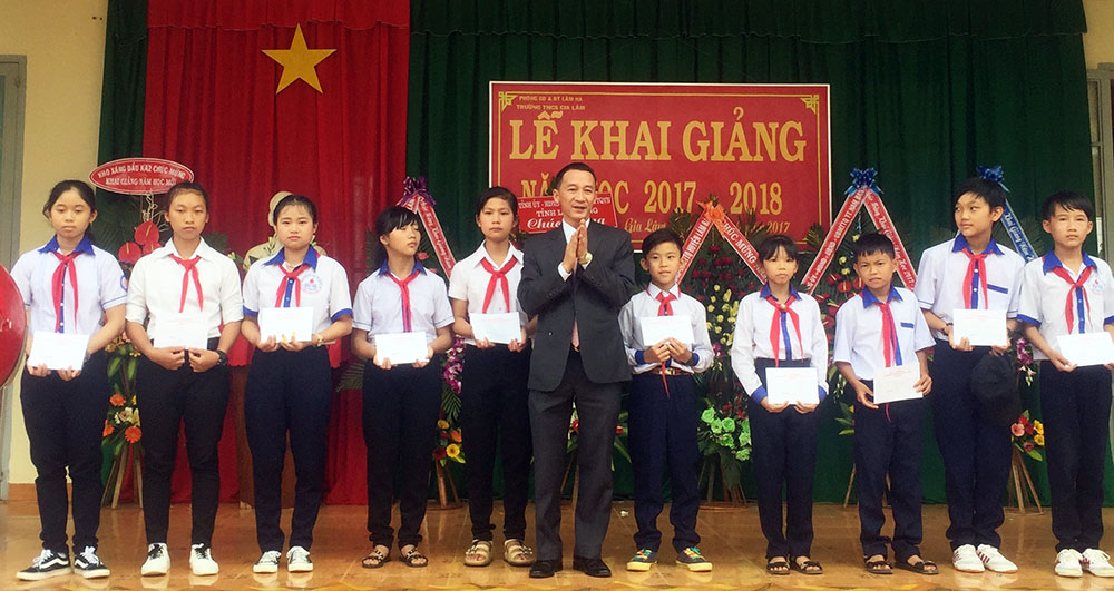 Đồng chí Trưởng ban Tuyên giáo Tỉnh ủy Trần Văn Hiệp đã đánh hồi trống khai giảng và trao 10 suất học bổng cho các em học sinh có hoàn cảnh khó khăn tại Trường