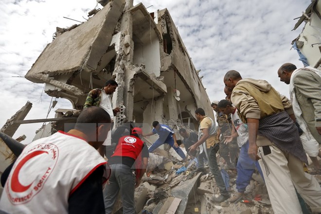 Người dân Yemen tìm kiếm nạn nhân bị vùi lấp trong vụ không kích ở Sanaa ngày 25/8. (Nguồn: AFP/TTXVN)
