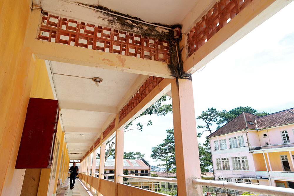 Nhiều phòng học của Trường DTNT đã nứt trần lở sắt hoen gỉ