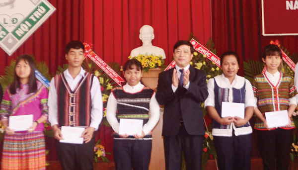 Chủ tịch UBND tỉnh Đoàn Văn Việt trao học bổng cho học sinh nghèo vượt khó Trường PT Dân tộc nội trú tỉnh