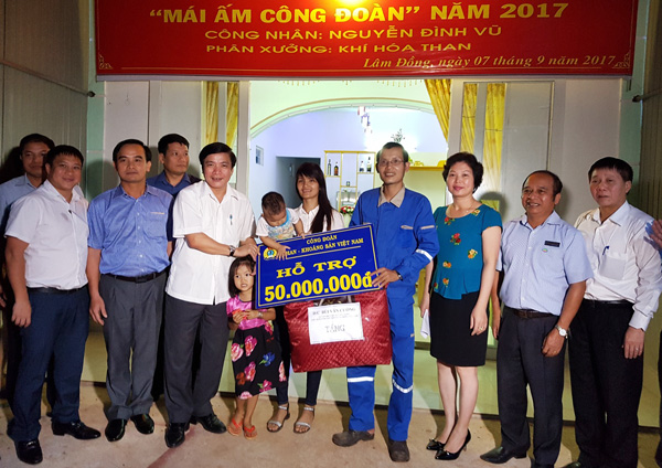 Đoàn công tác trao tặng “mái ấm Công đoàn” cho gia đình anh Nguyễn Đình Vũ