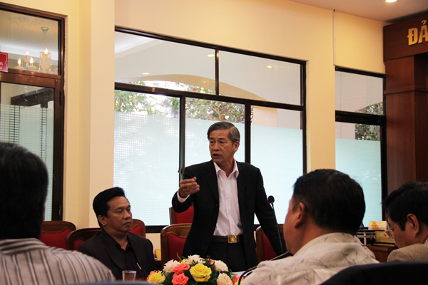 Ông Huỳnh Quang Long - Phó Giám đốc Sở Giáo dục và Đào tạo tỉnh Lâm Đồng trả lời các phóng viên báo chí tại Hội nghị giao ban báo chí tháng 9/2017 liên quan đến vấn đề sự cố sập sàn một phòng học tại trường THCS và THPT Đống Đa thành phố Đà Lạt