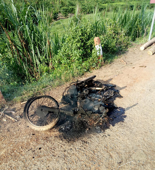 Chiếc xe máy chở gỗ bị các đối tượng tự đốt cháy rồi bỏ chạy trốn