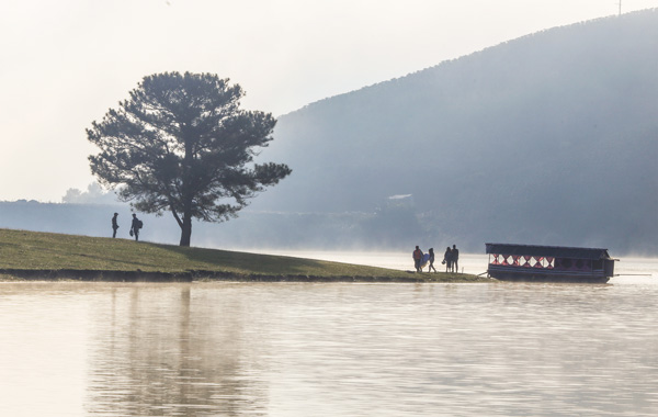 Thuyền đưa du khách tham quan du lịch chui ở hồ Suối Vàng. Ảnh: T.Trang