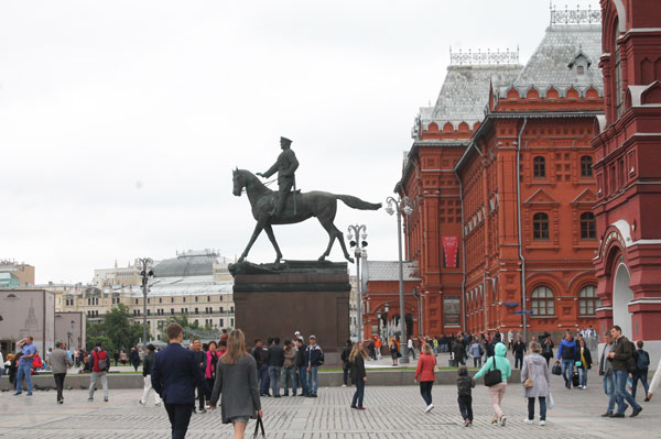 Bức tượng Tướng Kutudov trước Quảng trường Đỏ
