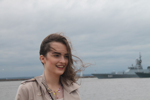 Cô gái Nga tên Giulia bên những tàu chiến của  Hạm đội Baltic